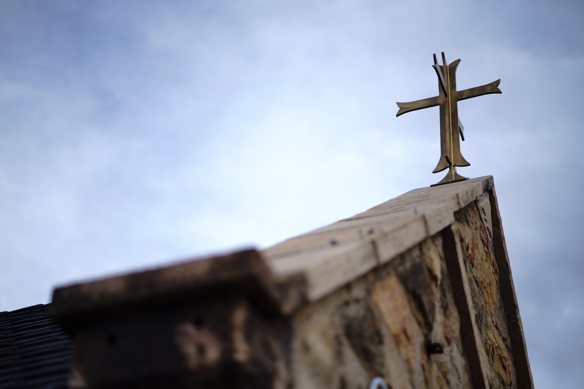 picture of the cross on top of St. George’s Anglican Church in downtown Colorado Springs